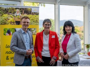 Das Foto zeigt von rechts nach links: Florian Wagner (Geschäftsführer heimatwurzeln e.V.), Staatssekretärin Petra Dick-Walther (Ministerium für Wirtschaft, Verkehr, Landwirtschaft und Weinbau) , Gudrun Breuer (Präsidentin LandFrauenverband Rheinland-Nassau)